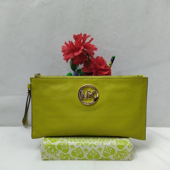 Michael Kors Green Leather Zipper Closure Credit Card Wristlet Wallet - Picture 1 of 11